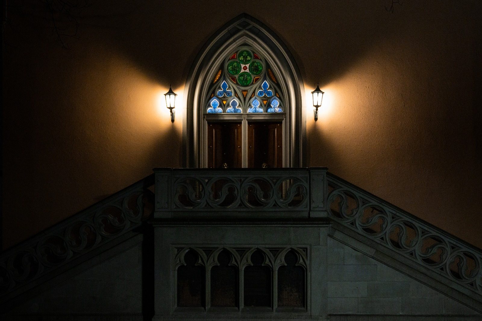 Eingangstür Lindenhof in der Nacht
